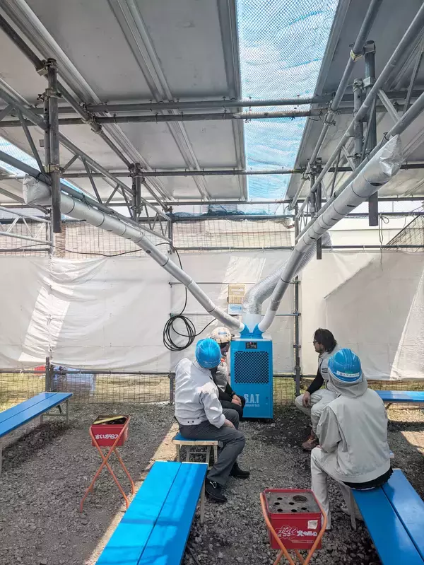 「1台で10人を同時冷却。建設現場の「冷えない休憩所」問題を解消する「冷風分散ダクト一体型スポットクーラー」の新モデルを追加！」の画像
