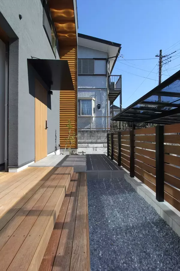 【注文住宅の施工事例】吹き抜けと続き土間がつなぐ「内と外」。開放感あふれるZEH仕様の2階建てM様邸が完成