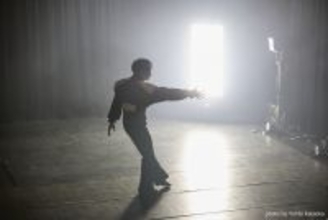 ダンス公演と音楽ライブの「ボーダー」を取り払う　A.P.I.新作パフォーマンス『decr.』　1月14日（水）チケット発売開始