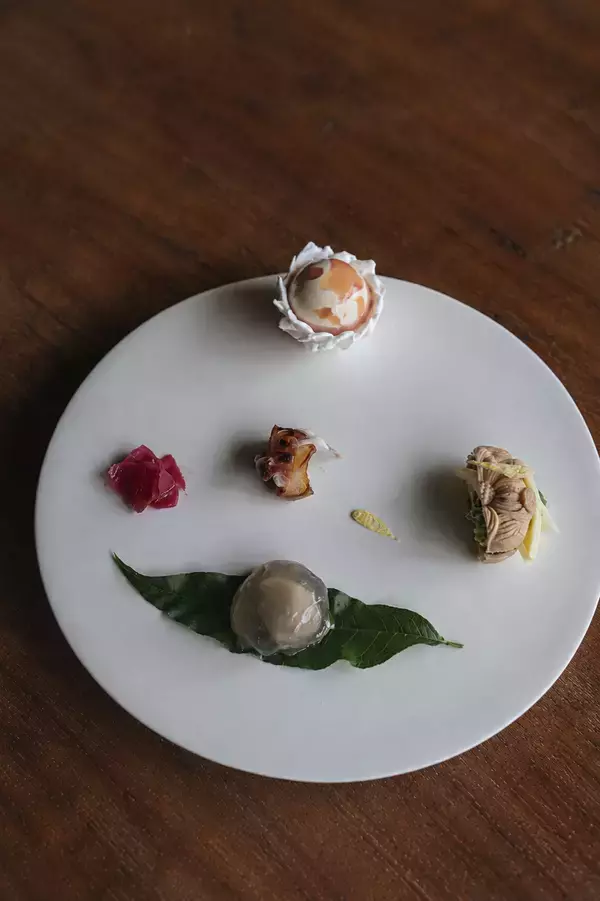「「PATISSERIE ASAKO IWAYANAGI」岩柳麻子氏が福島県産桃の新たな魅力を表現　2日間限定完売御礼「福島県産桃尽くしのデセールコース」一部復活　【数量限定】福島県桃尽くしのパルフェビジューASコースを8月14日(金)から提供！」の画像