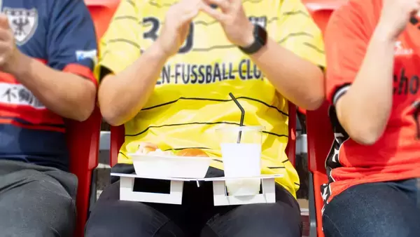 「膝上テーブル「Kneeble(ニーブル)」Makuakeで2/9先行販売開始スポーツ観戦時にドリンクやフードの置き場がない問題を解決！折り畳み式で持ち歩き可能。観戦を全力で楽しもう！」の画像