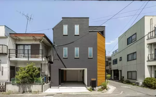 都心12坪に「やりたいこと」を凝縮！防音ピアノ室やワークスペース、ガレージを備えた、趣味と暮らしが調和するコンパクトハウスが完成