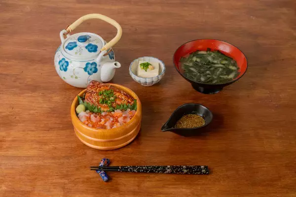 「地元の伝統食と海鮮の贅沢コラボ！若狭おばまの醤油干しと若狭の地魚を使用した2種類の新メニュー「鯖濱丼」、「穴子濱丼」が2026年1月10日(土)より販売開始！」の画像