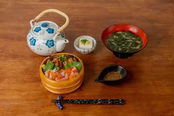 「地元の伝統食と海鮮の贅沢コラボ！若狭おばまの醤油干しと若狭の地魚を使用した2種類の新メニュー「鯖濱丼」、「穴子濱丼」が2026年1月10日(土)より販売開始！」の画像