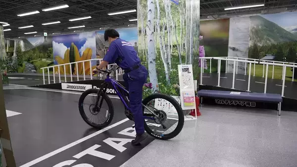 「【免許不要の移動手段】特定小型四輪ELEMOs4 REBORN、ヨドバシ梅田・Akibaで取扱開始　梅田はアップダウン付きコースで試乗体験も」の画像