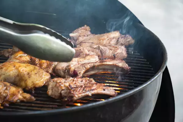 「神戸・TOTTEI PARKに夏限定のBBQビアガーデンが登場　BBQプレート・ビュッフェ・飲み放題を5,000円で提供」の画像