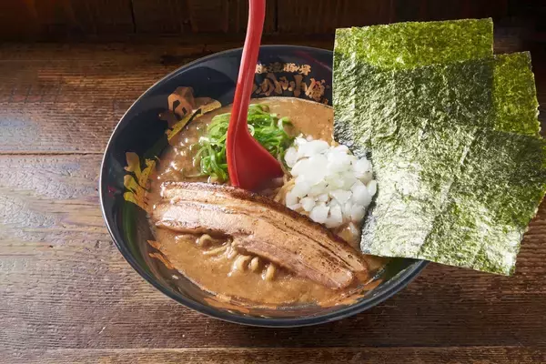 「夏限定のピリッと痺れる旨辛冷やしメニュー！らーめん小僧 名古屋錦店で「冷やし麻辣担担まぜそば」を発売！」の画像