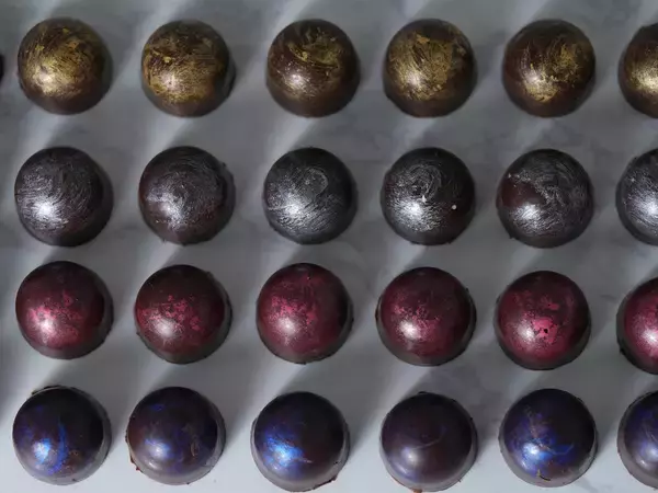 「挑戦し続ける蔵、西酒造。蔵直CLUBスイーツ「Cre A.」シリーズ第4弾！「四醸のしずく～ボンボンショコラ～」新発売」の画像