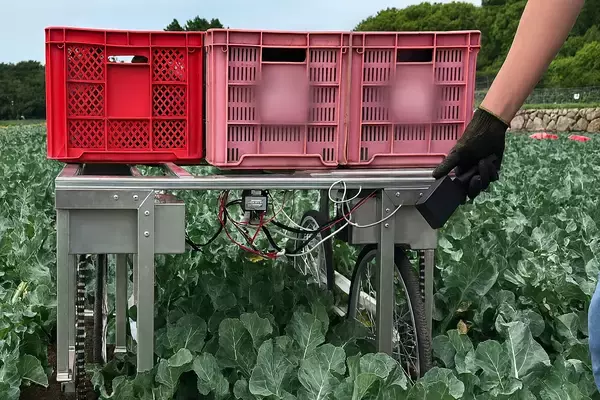 「農業現場の声から生まれた電動台車― ブロッコリー収穫後の運搬負担を軽減 ―産学官地連携による開発成果を農業WEEK(JAGRI)九州で展示」の画像