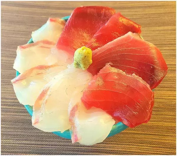 「＜年末恒例＞魚のテーマパークで紅白魚合戦！とと丸坂43定食・紅白いいじゃん丼などエンタメ丼が新登場　第4回 紅白魚合戦を12月26日より開催」の画像