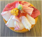 「＜年末恒例＞魚のテーマパークで紅白魚合戦！とと丸坂43定食・紅白いいじゃん丼などエンタメ丼が新登場　第4回 紅白魚合戦を12月26日より開催」の画像4