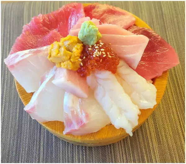 「＜年末恒例＞魚のテーマパークで紅白魚合戦！とと丸坂43定食・紅白いいじゃん丼などエンタメ丼が新登場　第4回 紅白魚合戦を12月26日より開催」の画像