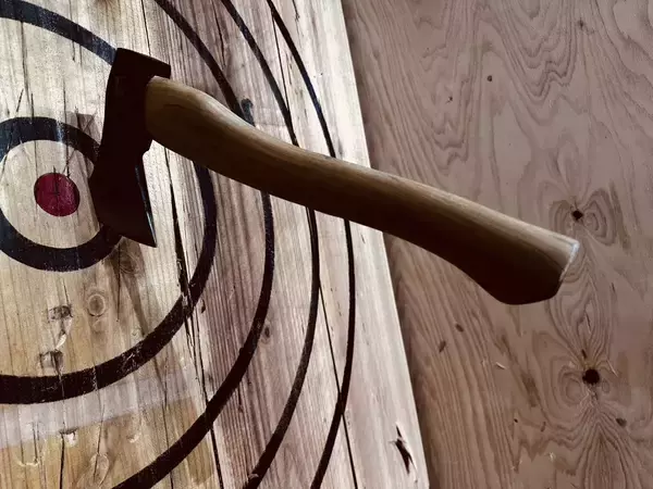 「ダーツの次は「壊す・投げる」時代へ西新宿で“物壊し・斧投げ”が選ばれる理由とは？」の画像