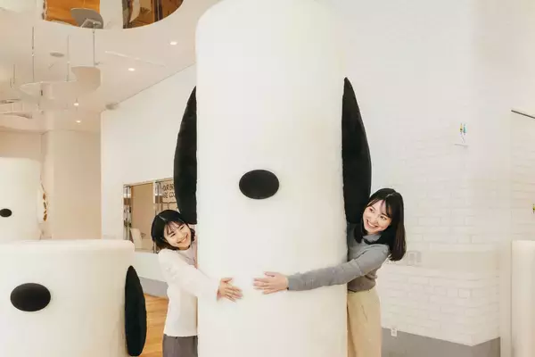 「スヌーピーミュージアム、3月7日(土)より新企画「ふかふかミュージアム」がスタート！スヌーピーたちにハグできる巨大な柱や寝転べる新エリアが登場　これまで以上に「癒し」と「楽しさ」が溢れるミュージアムに進化」の画像