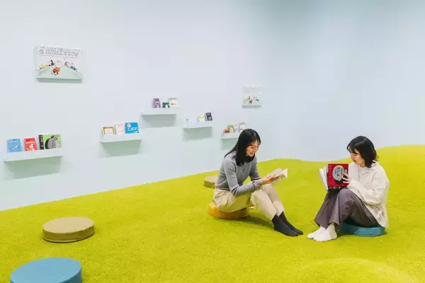 「スヌーピーミュージアム、3月7日(土)より新企画「ふかふかミュージアム」がスタート！スヌーピーたちにハグできる巨大な柱や寝転べる新エリアが登場　これまで以上に「癒し」と「楽しさ」が溢れるミュージアムに進化」の画像