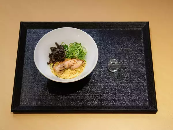 「ハラルラーメン店「帆のる」、アマニ油＆MCTオイルを使用した「1日分のオメガ3・MCTオイルが摂れるラーメン／まぜそば」を羽田店・浅草店で提供開始」の画像