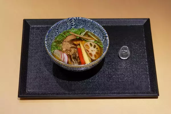 「ハラルラーメン店「帆のる」、アマニ油＆MCTオイルを使用した「1日分のオメガ3・MCTオイルが摂れるラーメン／まぜそば」を羽田店・浅草店で提供開始」の画像