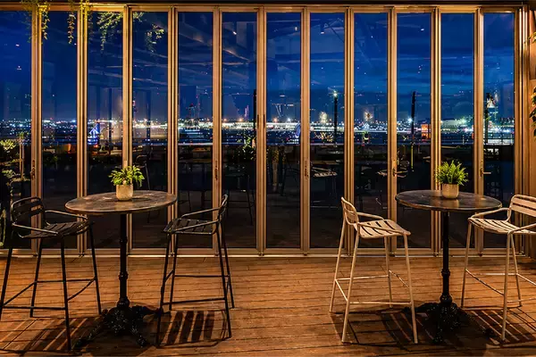 「【空港で福岡・博多の夜景を望む】400席の展望デッキビアガーデンが福岡空港内にオープン【駅直結の好アクセス】」の画像