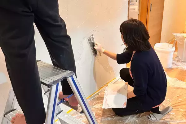 スキマバイトの左官女子が職人不足に一役　左官女子育成「塗り壁技術習得研修」4月22日に横浜市青葉区で開催