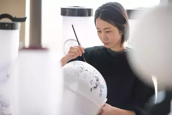 「リビングデザインセンターOZONEで手仕事と出会う「伝統の灯を現代の暮らしへ -職人とともに触れる工芸の世界-」2026年2月7日(土)開催(「八女提灯」の絵付け体験ワークショップも同日開催)」の画像