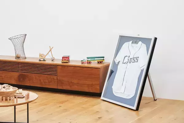 「WOWOW・Lemino配信ドラマ「ストーブリーグ」の美術セットにアルナのユニフォーム額・バットケースが採用」の画像