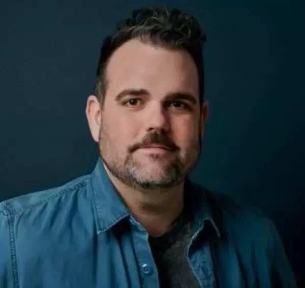 「山本耕史主演 日米合作ミュージカル『フル・モンティ』にグレッグ・ヒルドレス出演決定！『アナと雪の女王』オラフ役＆『シカゴ』エイモス・ハート役のブロードウェイ俳優 チケット最速先行は明日4/25(土)10:00開始！」の画像