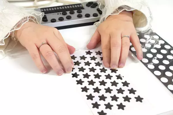 「視覚障がい者のQOL向上へ！触って分かる布用凹凸シール、商品名を決める参加型企画がスタート」の画像