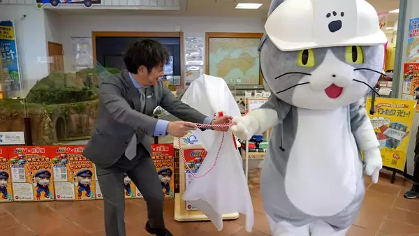 「「DMV安全運行、ヨシ！」DMV×仕事猫・特別企画「運転士立像」が阿佐海岸鉄道に登場！」の画像