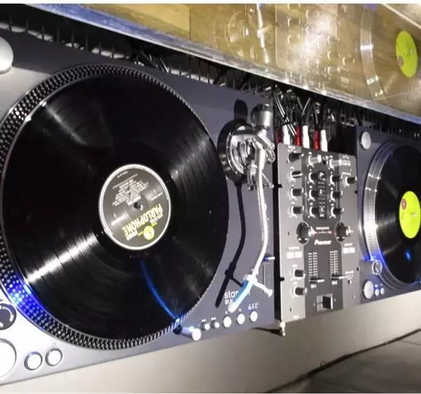 「毎日がロックフェス！手ぶらOK、アナログレコードのDJ体験も　渋谷・道玄坂に12年続く伝説のロックバーが3月3日(火)にリニューアルオープン！」の画像