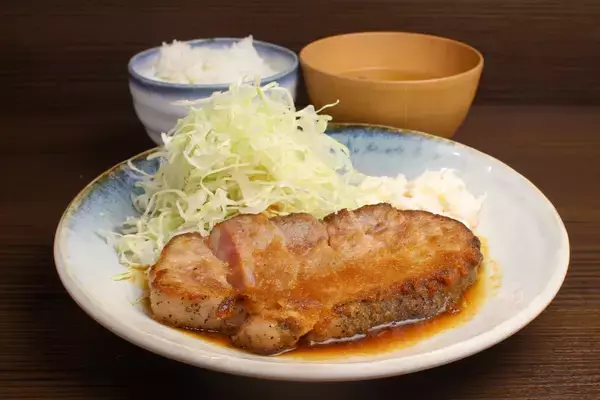 「「漫画みたいに巨大なポークステーキ」のマロリーポークステーキの系列の業態『豚屋鳥山 大手町店』が5月18日（月）大手町プレイスにグランドオープン。「米がいくらあっても足りない極厚の豚肩ロース定食」をコンセプトに3種の味を楽しめる。5月18日〜22日は生ビール290円キャンペーンも。」の画像