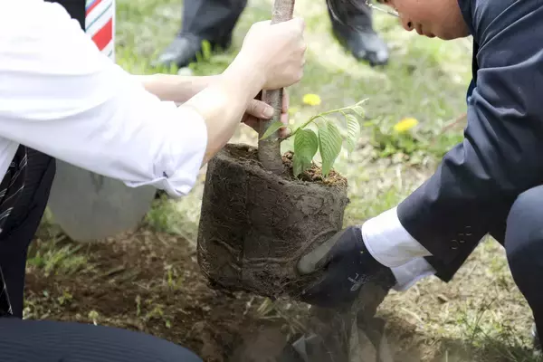 「アイダ設計、新入社員による記念植樹会を実施」の画像