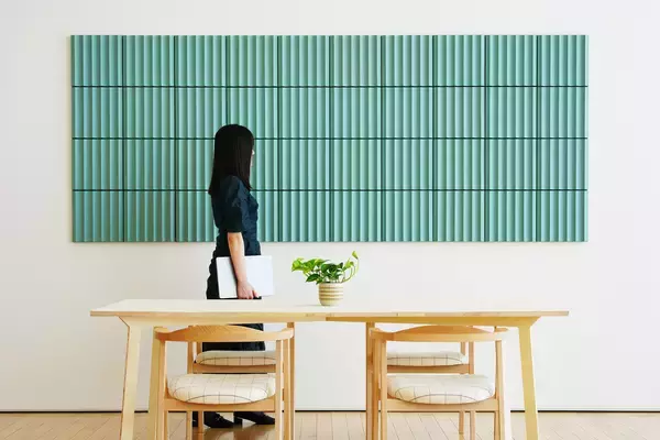 「紙再生材を100％使用したサステナブルな吸音パネル「REBORN PULP吸音パネル」が2025年度グッドデザイン賞を受賞　2025年10月15日(水)より先行予約開始」の画像