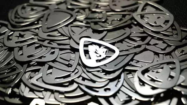 「“音が変わる” 可変硬度チタン製ピック！　クラウドファンディング「GREEN FUNDING」にて目標金額1,500％達成の話題作が2025年10月30日(木)より発売開始！」の画像