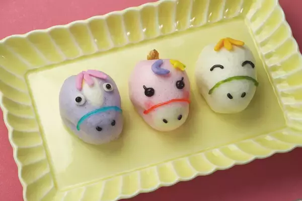 「干支菓子がユニコーンに変身！？干支×ダジャレで6年目　新年の“初笑い”を届ける「ウマくいって ニコニコ～ん！」12月28日より期間限定販売」の画像