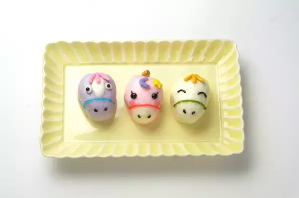 「干支菓子がユニコーンに変身！？干支×ダジャレで6年目　新年の“初笑い”を届ける「ウマくいって ニコニコ～ん！」12月28日より期間限定販売」の画像