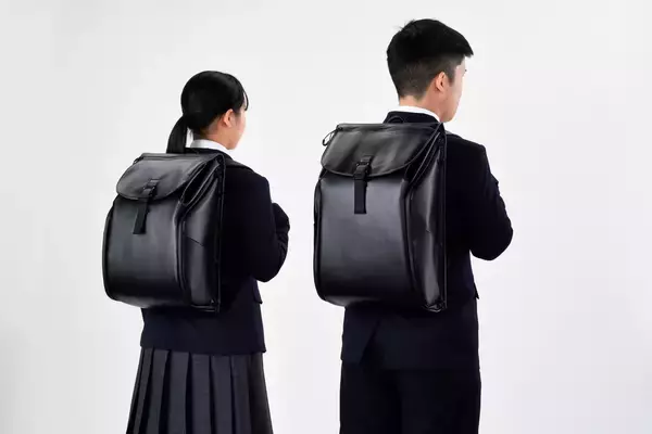 中高生の健康に配慮 ランドセル技術を活かした通学鞄「rakuru」を村瀬鞄行が新発売