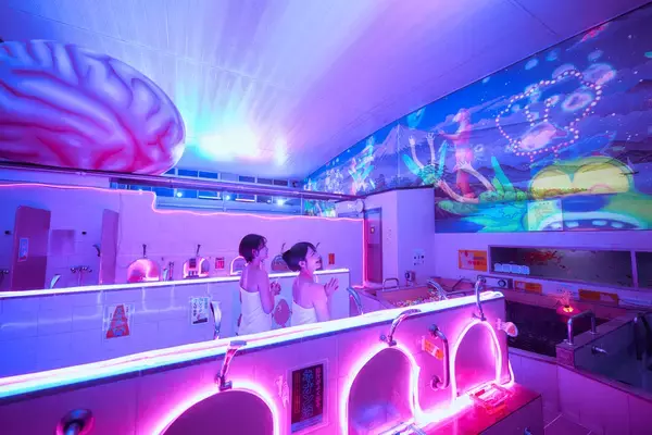 「【イベントレポート】蒲田「改正湯」で開催のサイバー銭湯に3,033名が来場！“イキすぎた光と狂気のNEW浴体験”『脳汁銭湯2025』光と音にあふれた「銭湯らしくない銭湯」での非日常体験を届けた10日間　アンケート回答者の97.2％が「脳汁が出た」と答えるなど大盛況のうちに閉幕」の画像