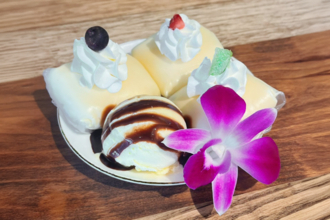 何ここ!?　淡路IC近くテーマパークみたいなカフェレストラン夏のしっとりバナナにフルーツ餅、ひんやりアイスを無料で添えて愛犬連れには新「わんちゃんプレート」も、+Lei Kitchenより