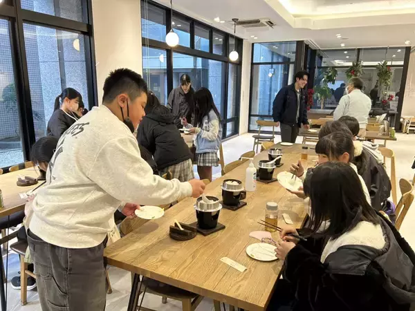 【ココトモファーム】田植えから食卓までを一気通貫。 犬山市「子ども大学」最終回で、お米の“食べ比べ”と“手話”を学ぶ体験型食育を実施