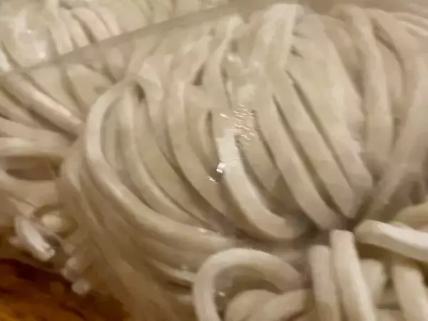 「世田谷【深夜専用】総重量1kgの二郎系まぜそば、逆張りデリバリー専門店が誕生」の画像