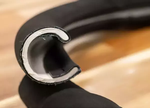 「【車の売却や購入が急増する3月に】車査定士も進める「ハンドルで価値を上げるアイテム」」の画像