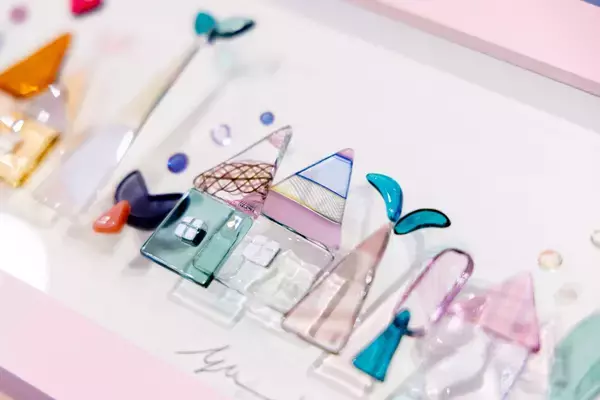 「色彩の重なりが描く幻想的な世界「上村由希ガラス工房-Glass Collage 2026-」松島で開催！」の画像