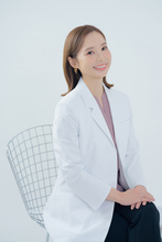 内出血や腫れを自然に目立ちにくくし、術後の日常をサポート　リゾナスフェイスクリニック東京、「ダウンタイムカバーメイク」の普及を本格化