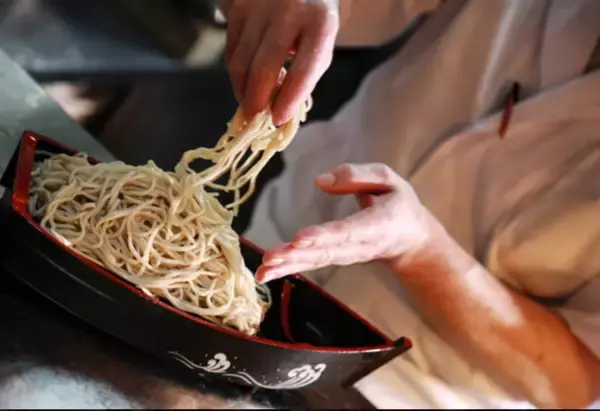 物価高でも“満腹ランチが680円”　新橋発「舟盛り蕎麦」のランチ利用者数が3年連続で増加