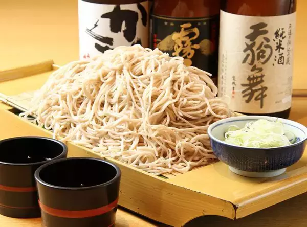 「物価高でも“満腹ランチが680円”　新橋発「舟盛り蕎麦」のランチ利用者数が3年連続で増加」の画像