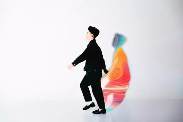 「”リバイバル”音楽プロジェクト『Newtro』 圧倒的歌唱表現で躍進するシンガーソングライター magora が 郷ひろみの名バラード「言えないよ」をカバー。 時代を超えて愛される名曲が、繊細で深い“感情の余白”をまとって蘇る。」の画像