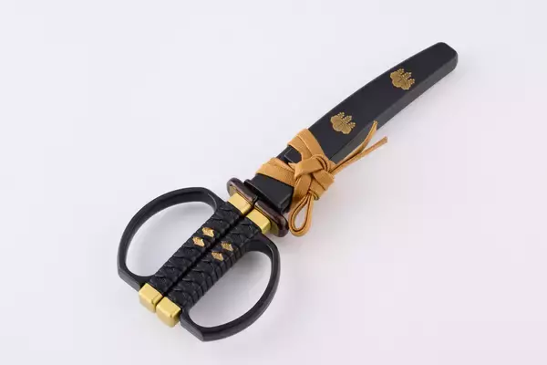 「豊臣秀長になりきって一刀両断！刃物の町岐阜県関市から秀長の愛刀をイメージしたハサミを1月14日に発売！」の画像