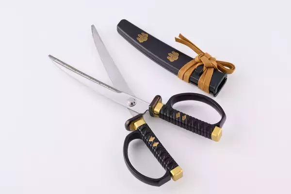 「豊臣秀長になりきって一刀両断！刃物の町岐阜県関市から秀長の愛刀をイメージしたハサミを1月14日に発売！」の画像