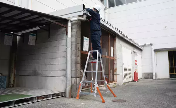 「～ 脚立の転倒・転落事故を防止するために開発 ～通常脚立と比べて1.7倍※倒れにくい！アウトリガー脚立 ハチ型(RLH)3月27日(金)発売！」の画像