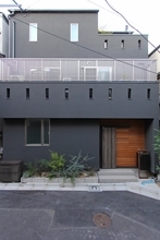20坪の狭小地に建つ光あふれる3階建て二世帯住宅！子どもと猫が「ヤグラ」やキャットウォークで楽しく暮らすモダンな住まい
